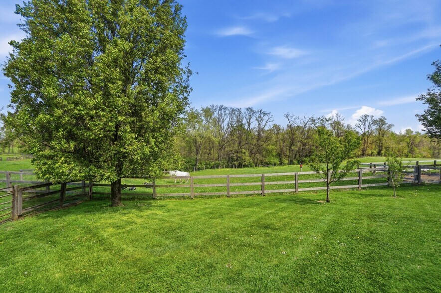 More Photos Of 1532 Eads Rd, Verona Flex For Sale