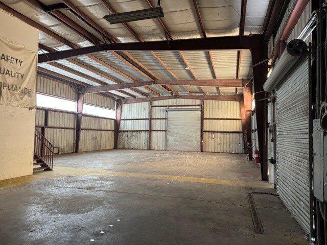More Photos Of 9507 Palm River Rd, Tampa Warehouse For Lease