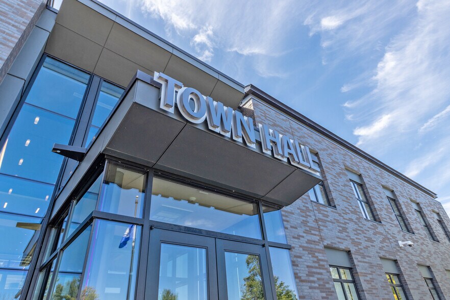 More Photos Of 11 Edgewater Cir, East Hampton Office For Lease