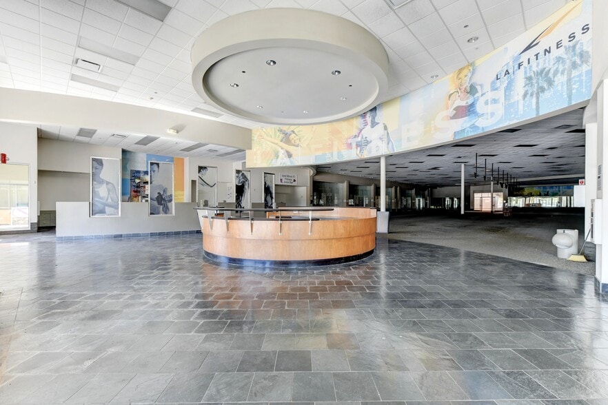 More Photos Of 4340 Lincoln Hwy, Matteson Health Club For Sale