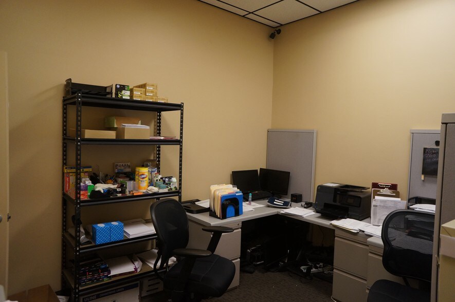 More Photos Of 7750 E Redfield Dr, Scottsdale Distribution For Lease