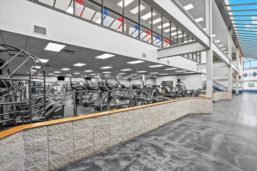 More Photos Of 2140 Fairway Dr, Davison Sports And Entertainment For Sale
