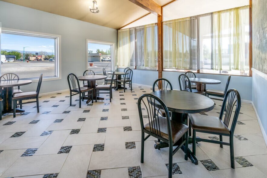 More Photos Of 903 Main St, Delta Hotel For Sale