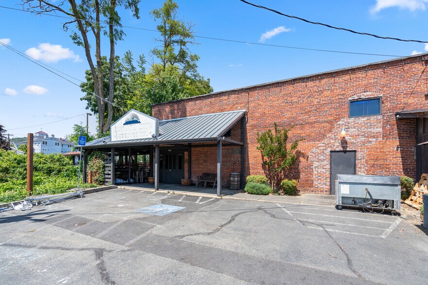 More Photos Of 509 SW G St, Grants Pass Restaurant For Sale