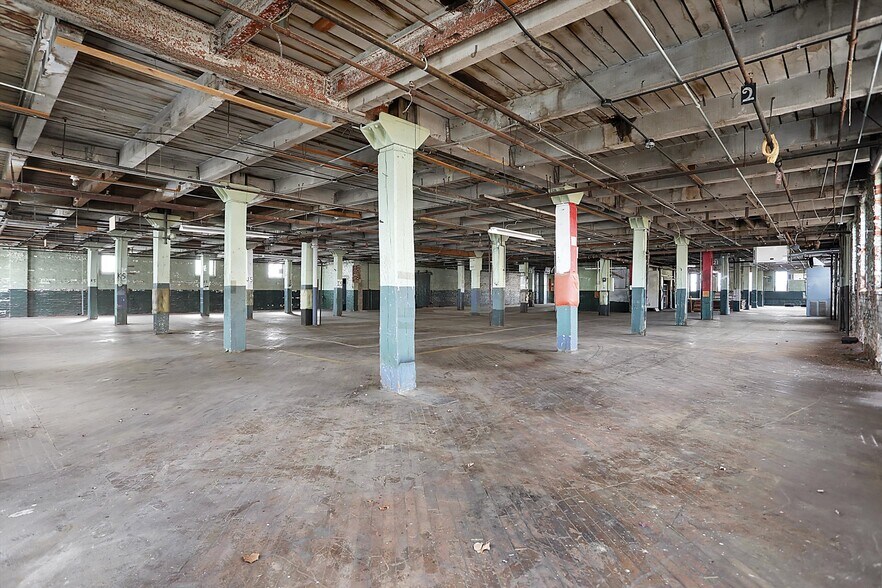 More Photos Of 35 S Main St, Batesville Warehouse For Sale