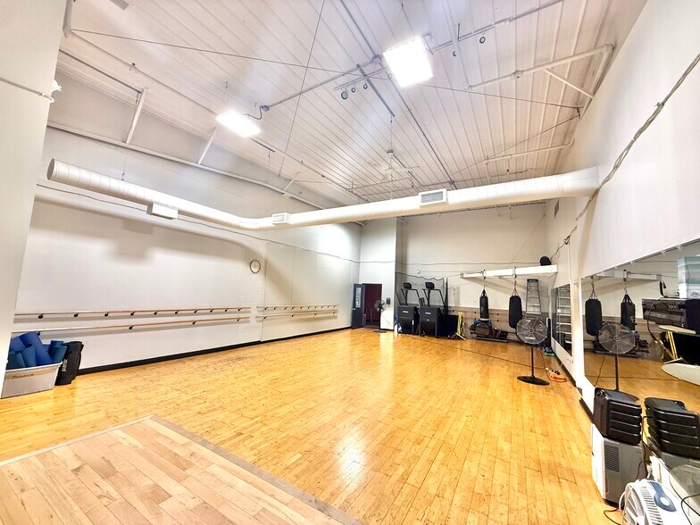 More Photos Of 419 Kays Dr, Normal Industrial For Sale