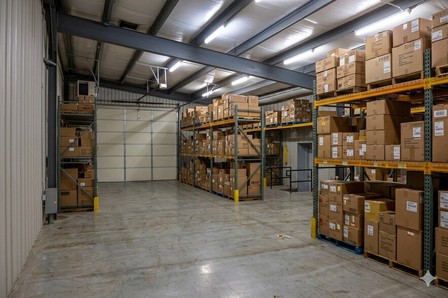 More Photos Of 115 Mary St, Johnson City Flex For Lease