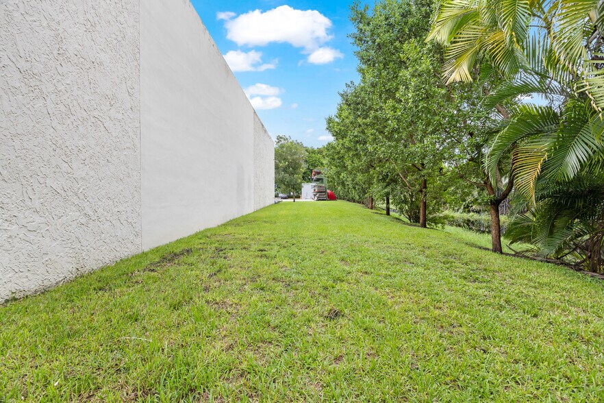 More Photos Of 2775 NW 63rd Ct, Fort Lauderdale Distribution For Lease