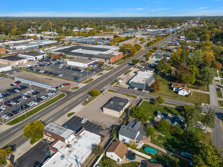 More Photos Of 32611 Ford Rd, Garden City Freestanding For Lease