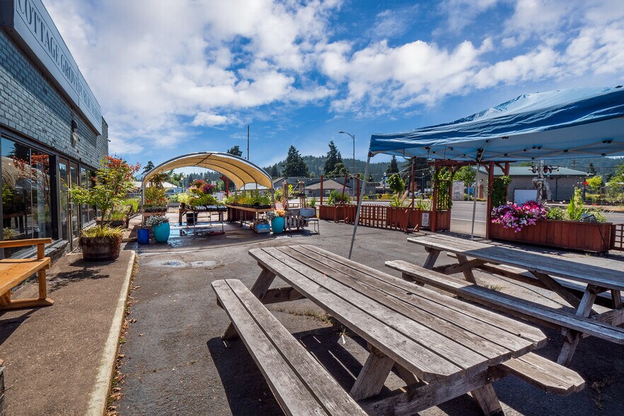More Photos Of 926 E Main St, Cottage Grove Restaurant For Sale