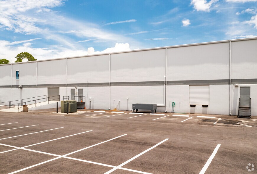 More Photos Of 3051 Tech Dr, Saint Petersburg Warehouse For Sale