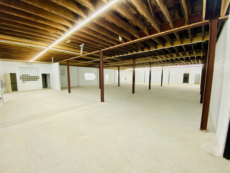 More Photos Of 1115 N Bowie St, Seguin Flex For Lease