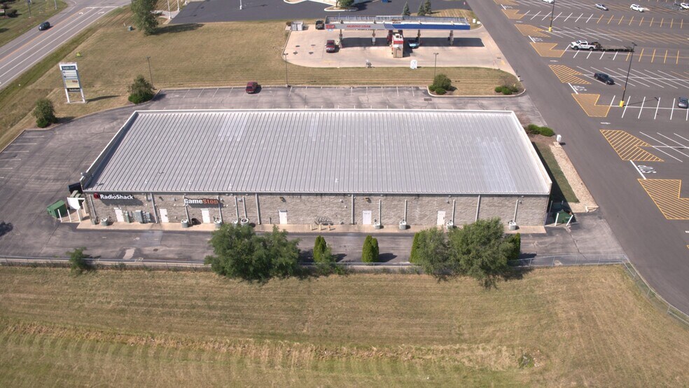 More Photos Of 2513-2521 E North St, Kendallville Storefront For Lease