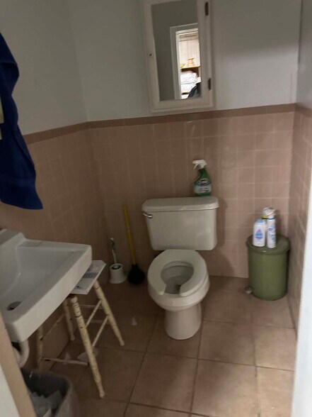 More Photos Of 886 Wyoming Ave, Kingston Freestanding For Sale