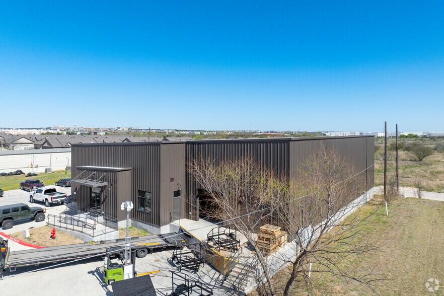 More Photos Of 2609 S Interstate 35, San Marcos Warehouse For Lease