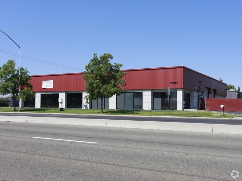 More Photos Of 2455 N Fowler Ave, Fresno Warehouse For Lease