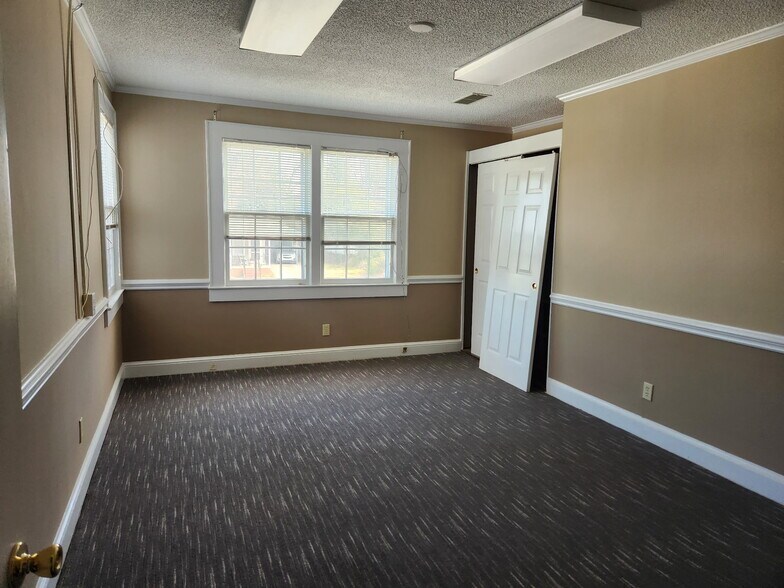 More Photos Of 302 N White St, Lancaster Office For Lease