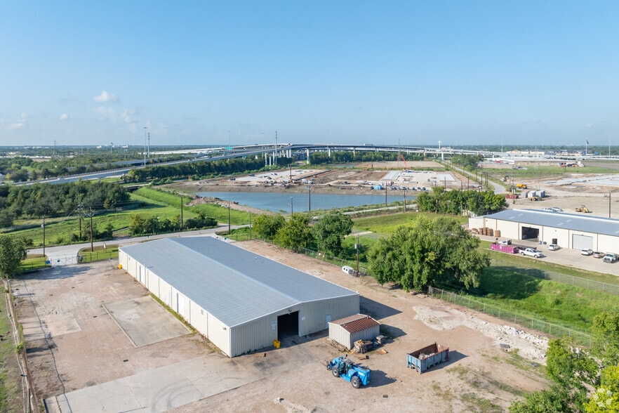 More Photos Of 13523 Conklin Ln, Houston Warehouse For Lease