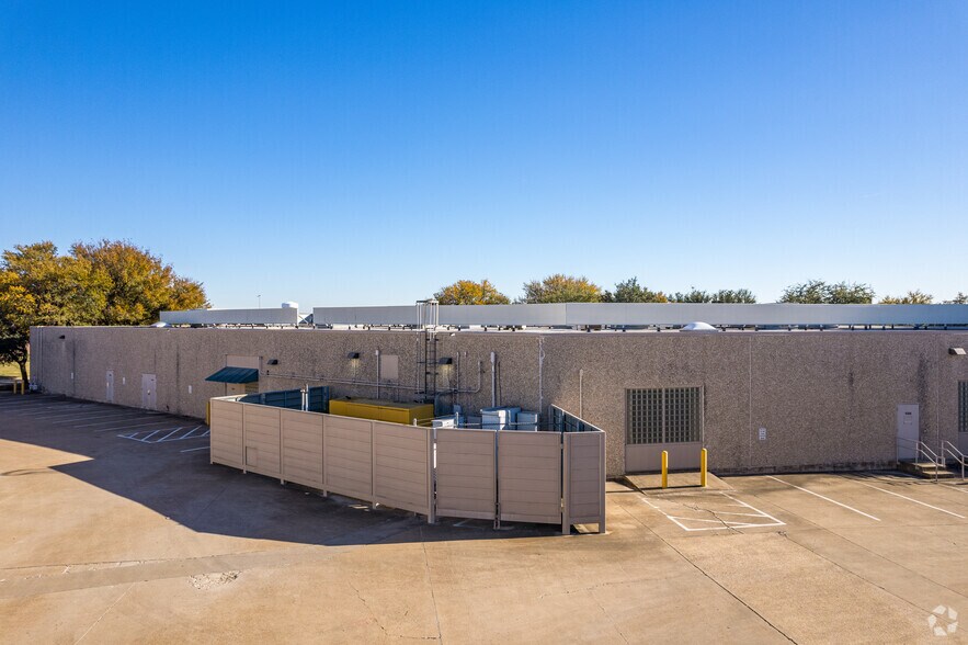 More Photos Of 6000 Campus Circle Dr W, Irving Flex For Lease