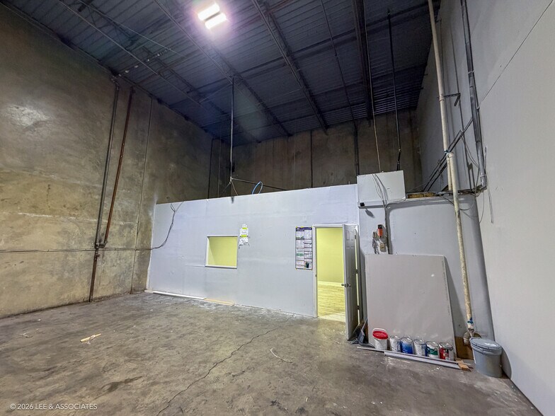 More Photos Of 1057 Ellis Rd N, Jacksonville Warehouse For Lease