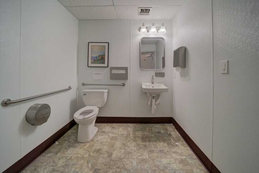 More Photos Of 2650 21st St, Sacramento Medical For Lease