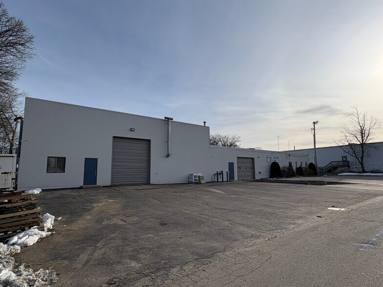 More Photos Of 116-124 Maple St, Warwick Manufacturing For Lease