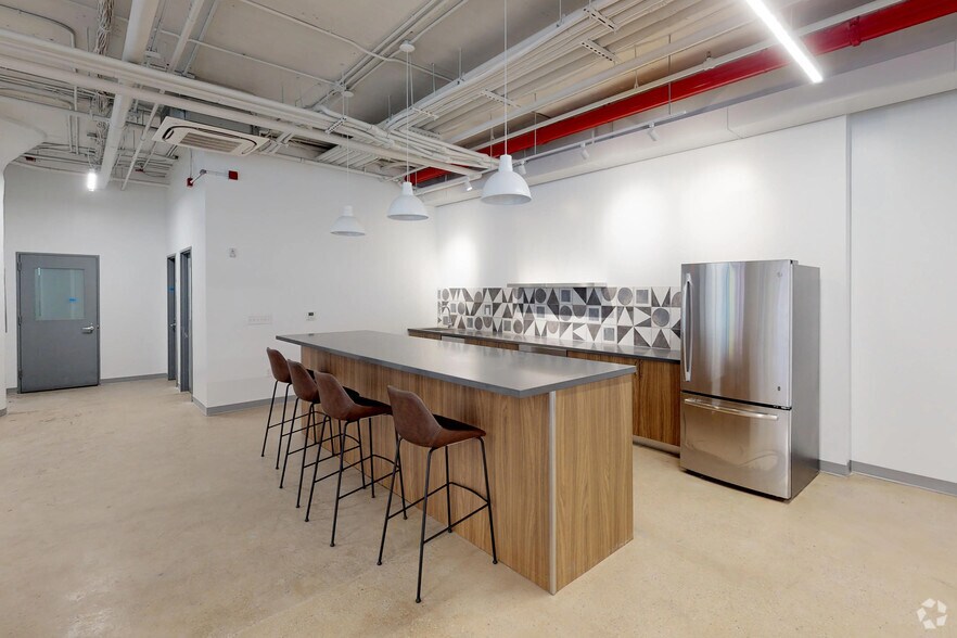 More Photos Of 315 Meserole St, Brooklyn Office For Lease