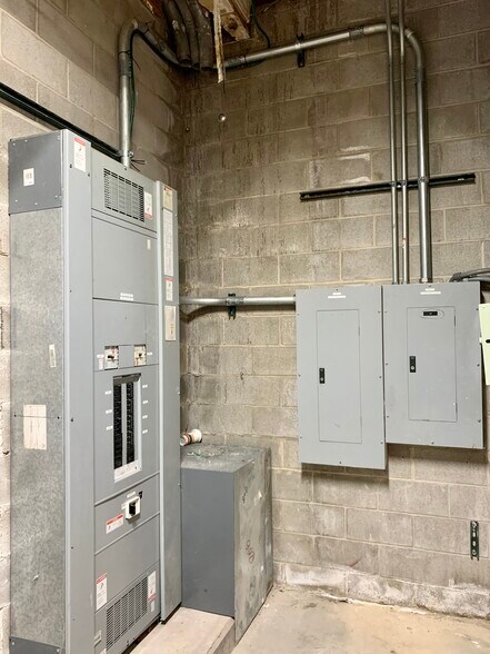 More Photos Of 2373 Stemmons Trl, Dallas General Retail For Sale