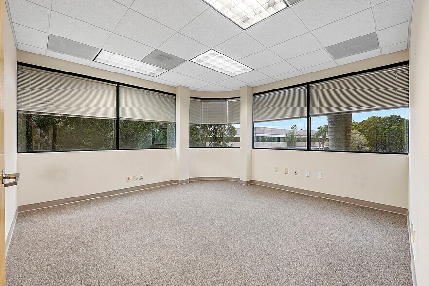 More Photos Of 400 Sawgrass Corporate Pky, Sunrise Office For Lease