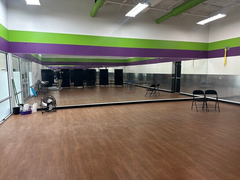 More Photos Of 3166-3180 Richmond Rd, Lexington General Retail For Lease
