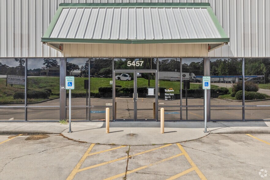 More Photos Of 5457 W Davis St, Conroe Showroom For Lease