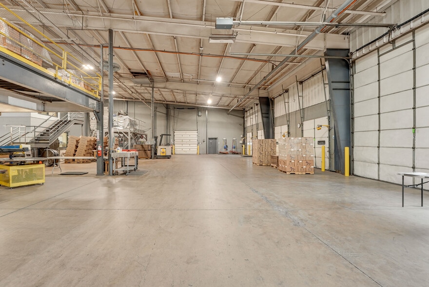 More Photos Of 400 Great Lakes Pky, Bellevue Warehouse For Sale