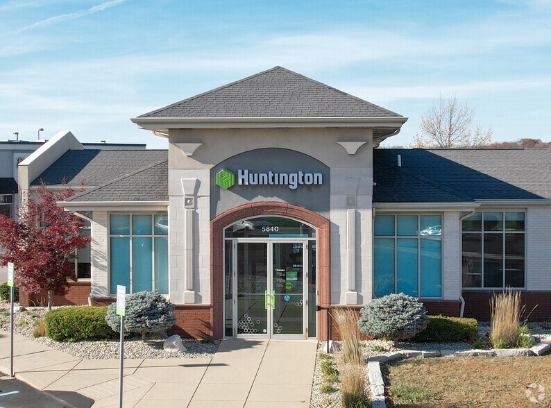 More Photos Of 5640 W 86th St, Indianapolis Bank For Lease