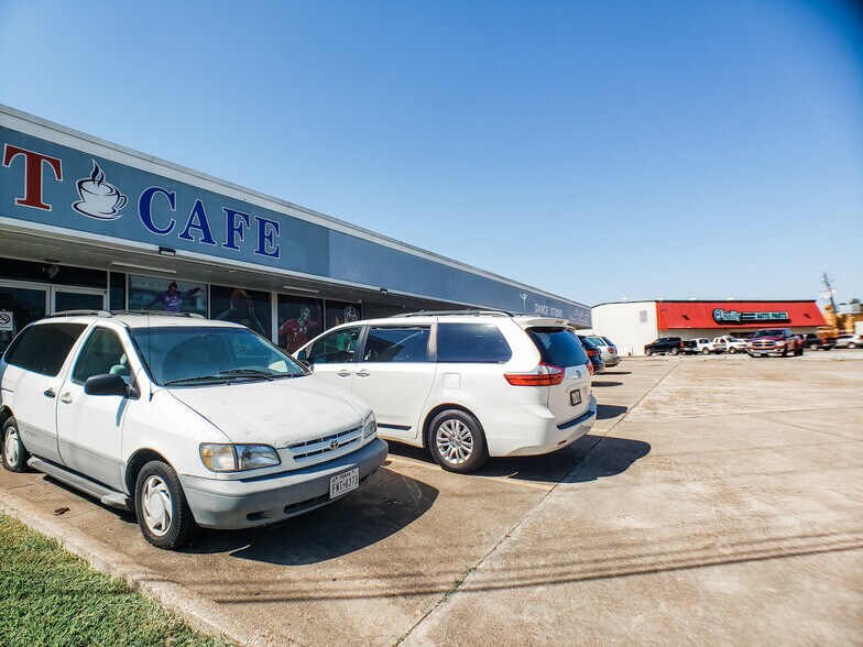 More Photos Of 10906-10918 Beamer Rd, Houston Storefront For Lease