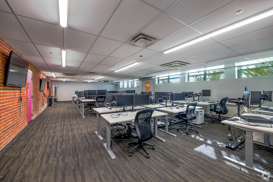 More Photos Of 300 King St S, Whitby Office For Sale