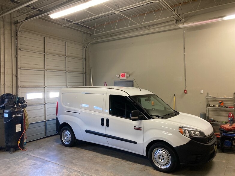 More Photos Of 61 Cunningham Ave, Hamilton Light Manufacturing For Sale