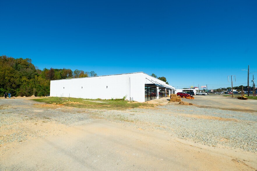 More Photos Of 711-719 N Madison Blvd, Roxboro General Retail For Lease