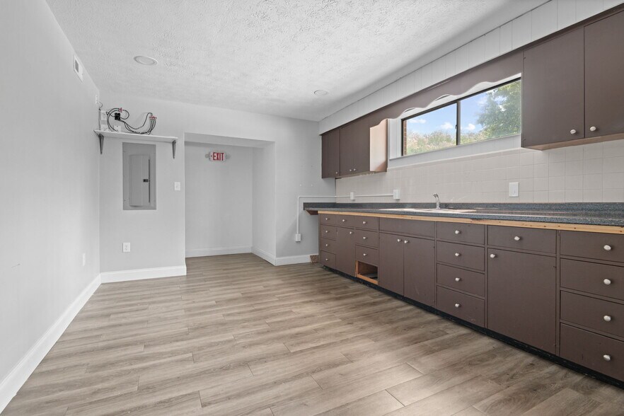 More Photos Of 901 S Main St, Rocky Top Office For Lease