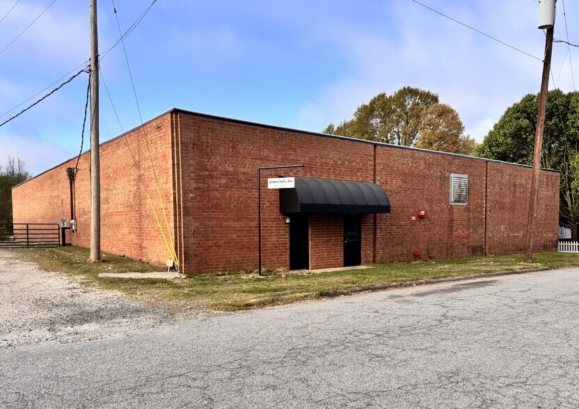 More Photos Of 702 Prospect St, High Point Warehouse For Lease