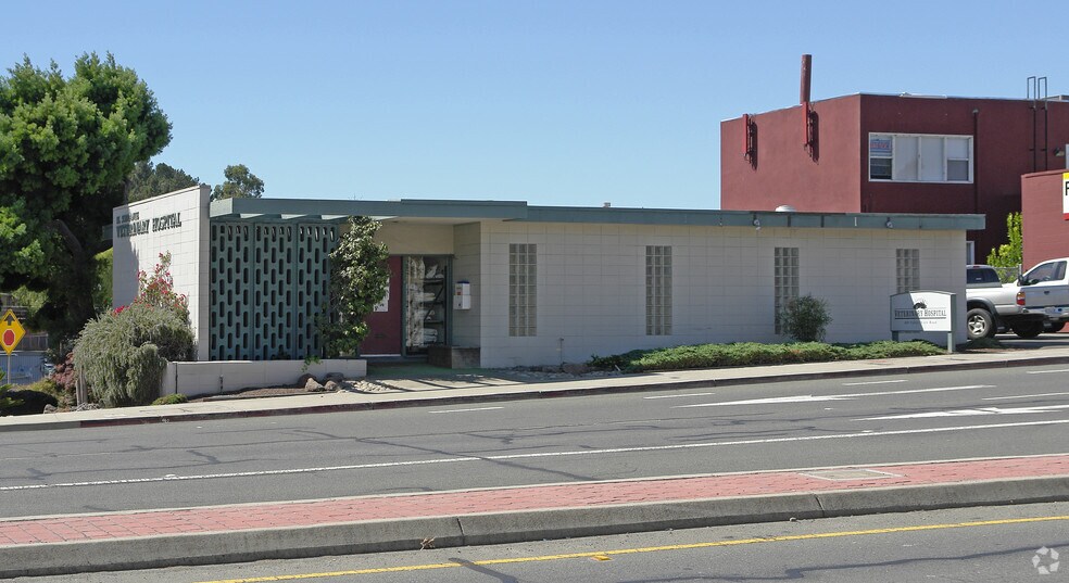 More Photos Of 401 Valley View Rd, El Sobrante Veterinarian Kennel For Sale