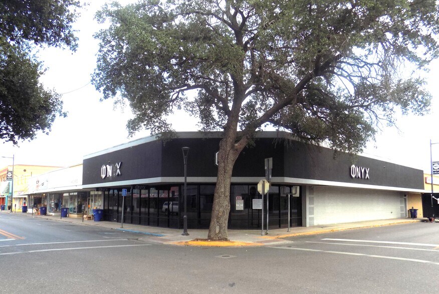 More Photos Of 100 W Main St, Eagle Pass Storefront For Sale