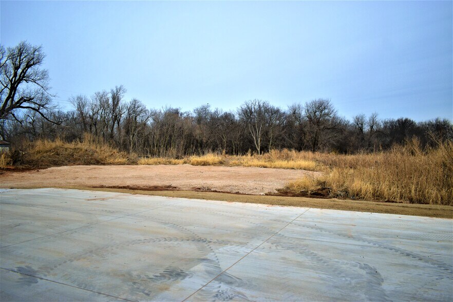 More Photos Of 9701 Northwest Expy, Yukon Showroom For Sale