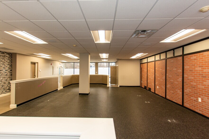 More Photos Of 33 Highland Ave, Needham Storefront For Lease