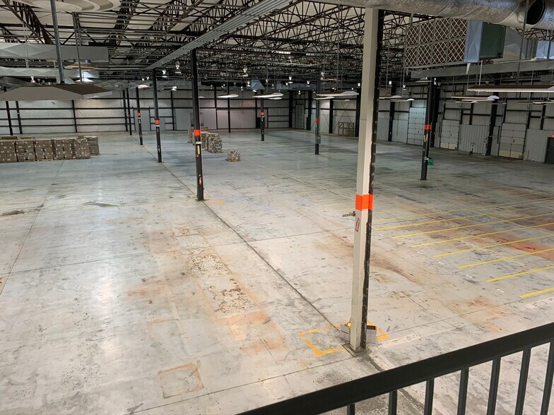 More Photos Of 221 Progress Pky, Franklin Warehouse For Lease