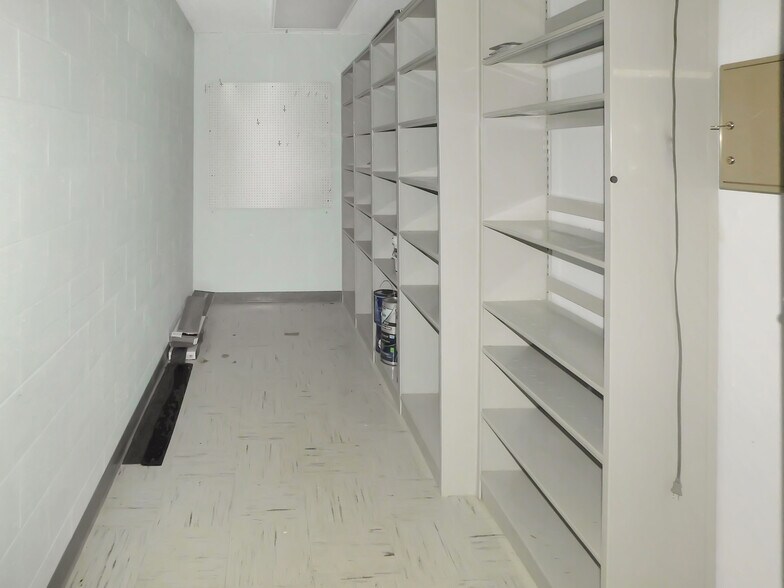 More Photos Of 769 N Blackhawk Blvd, Rockton Office For Lease