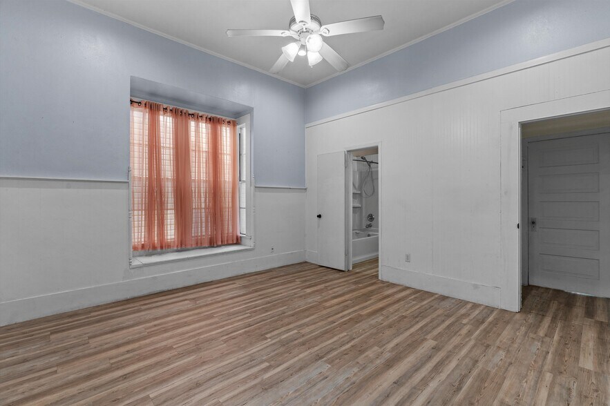 More Photos Of 605 E Broadway St, Jefferson General Retail For Sale