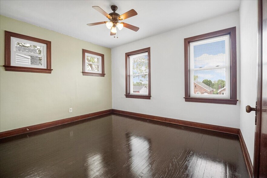 More Photos Of 8700 Gravois Rd, Saint Louis Storefront Retail Residential For Sale