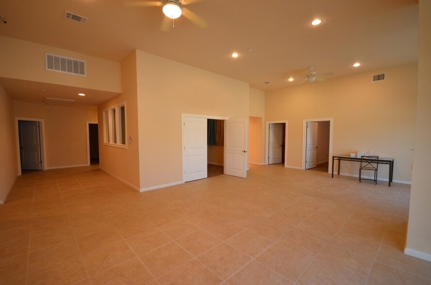 More Photos Of 636 W Front St, Hutto Flex For Lease