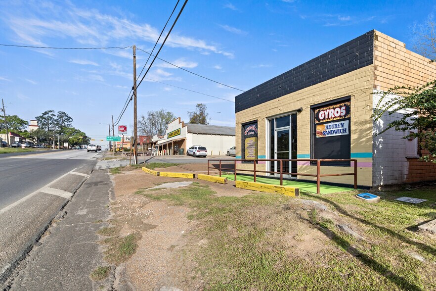 More Photos Of 201 E Bluff St, Woodville Restaurant For Sale