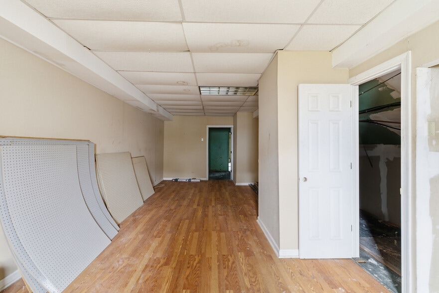 More Photos Of 233 Lexington Ave, Mansfield Convenience Store For Sale